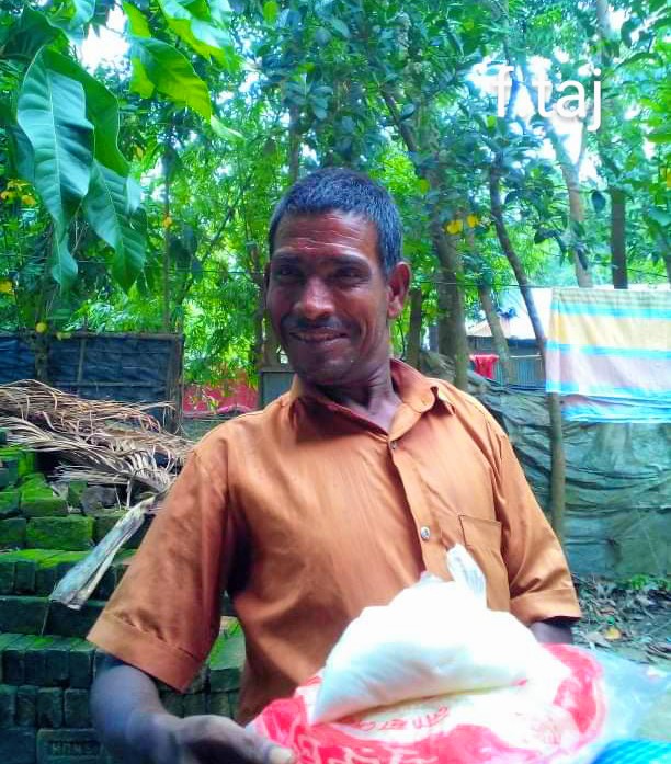 মুক্তাগাছায় বন্ধু সাংস্কৃতিক পরিষদের ঈদ উপহার বিতরণ